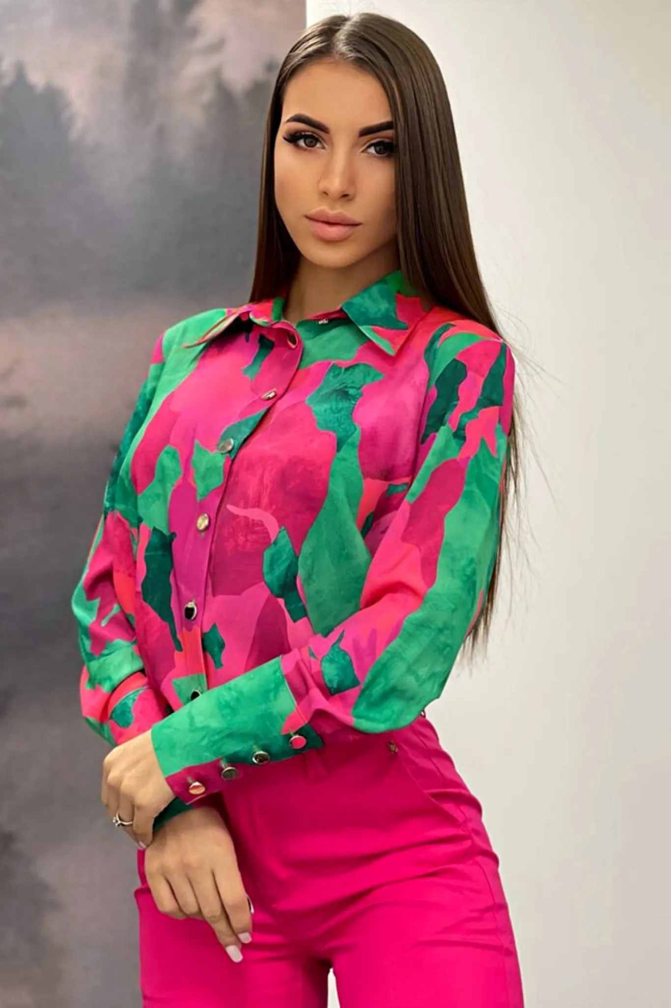 Camicia elegante fucsia e verde chiaro a fantasia astratta con bottoni dorati