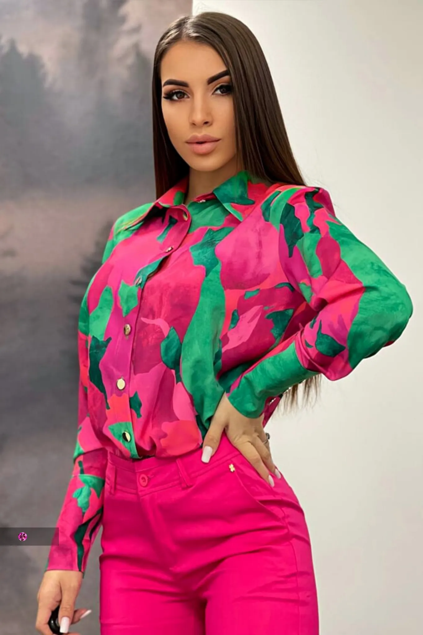 Camicia elegante fucsia e verde chiaro a fantasia astratta con bottoni dorati