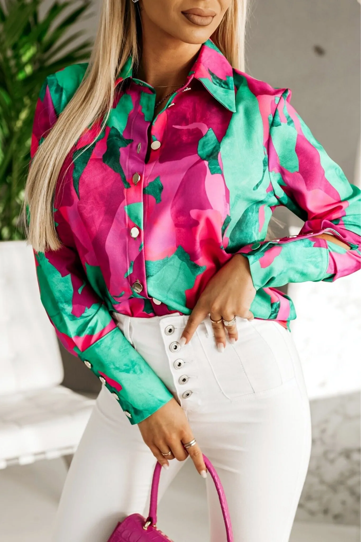 Camicia elegante fucsia e verde chiaro a fantasia astratta con bottoni dorati