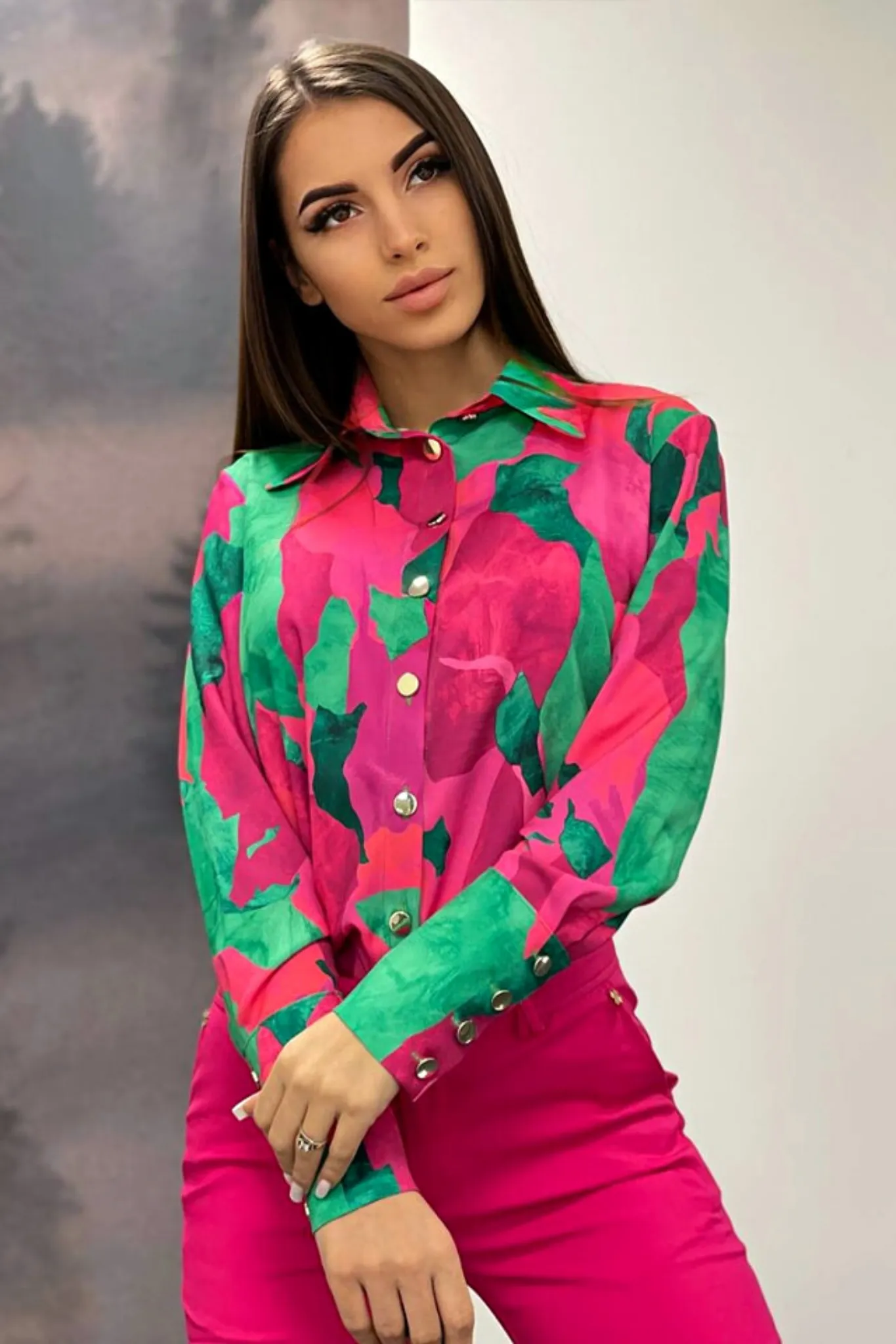 Camicia elegante fucsia e verde chiaro a fantasia astratta con bottoni dorati