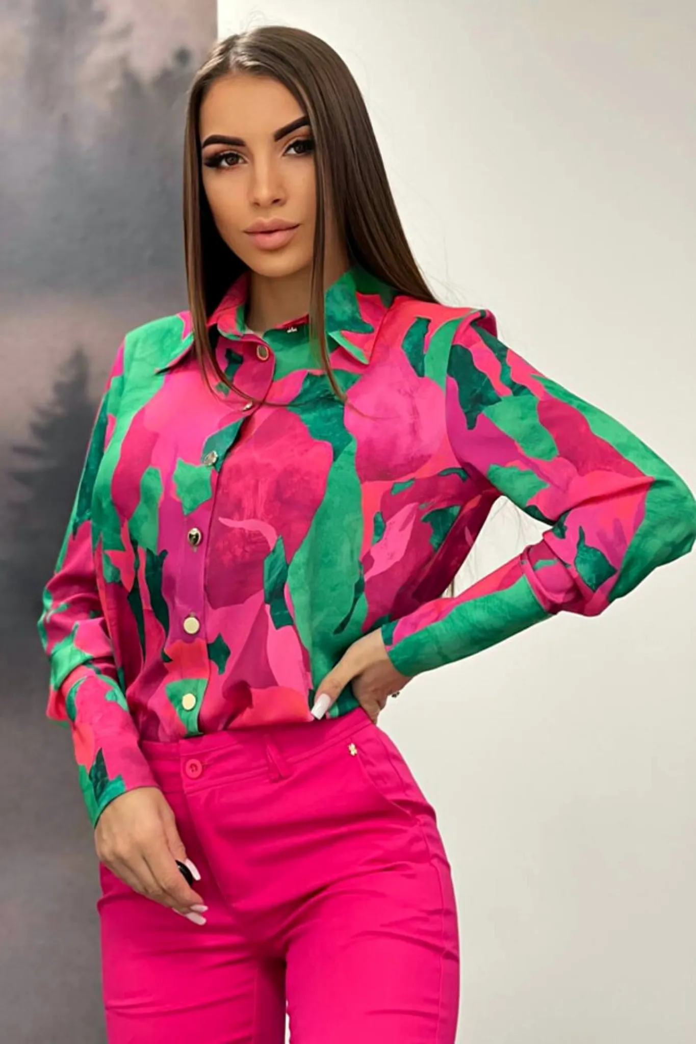 Camicia elegante fucsia e verde chiaro a fantasia astratta con bottoni dorati