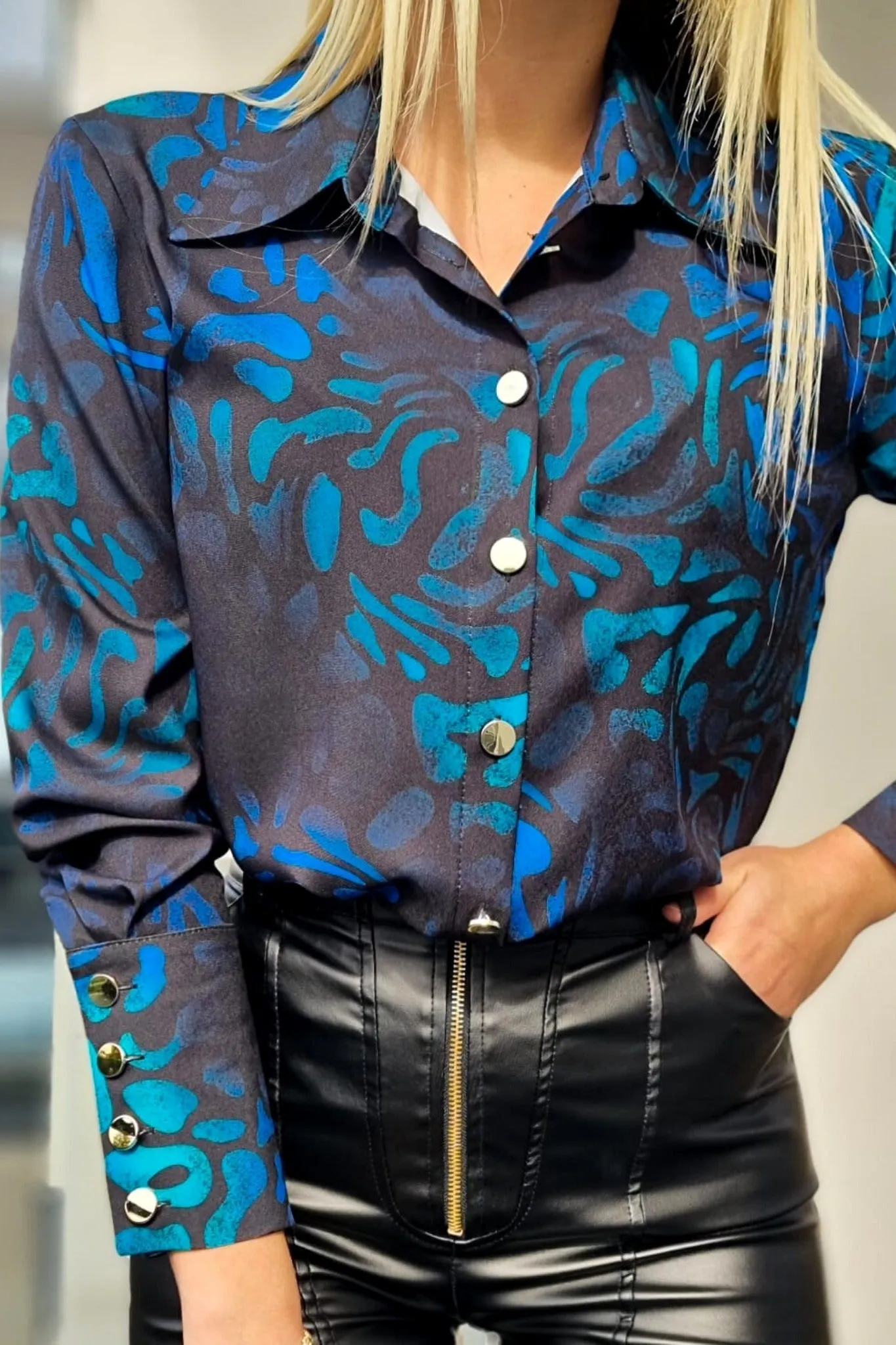 Camicia elegante nera a fantasia astratta turchese blu con bottoni dorati