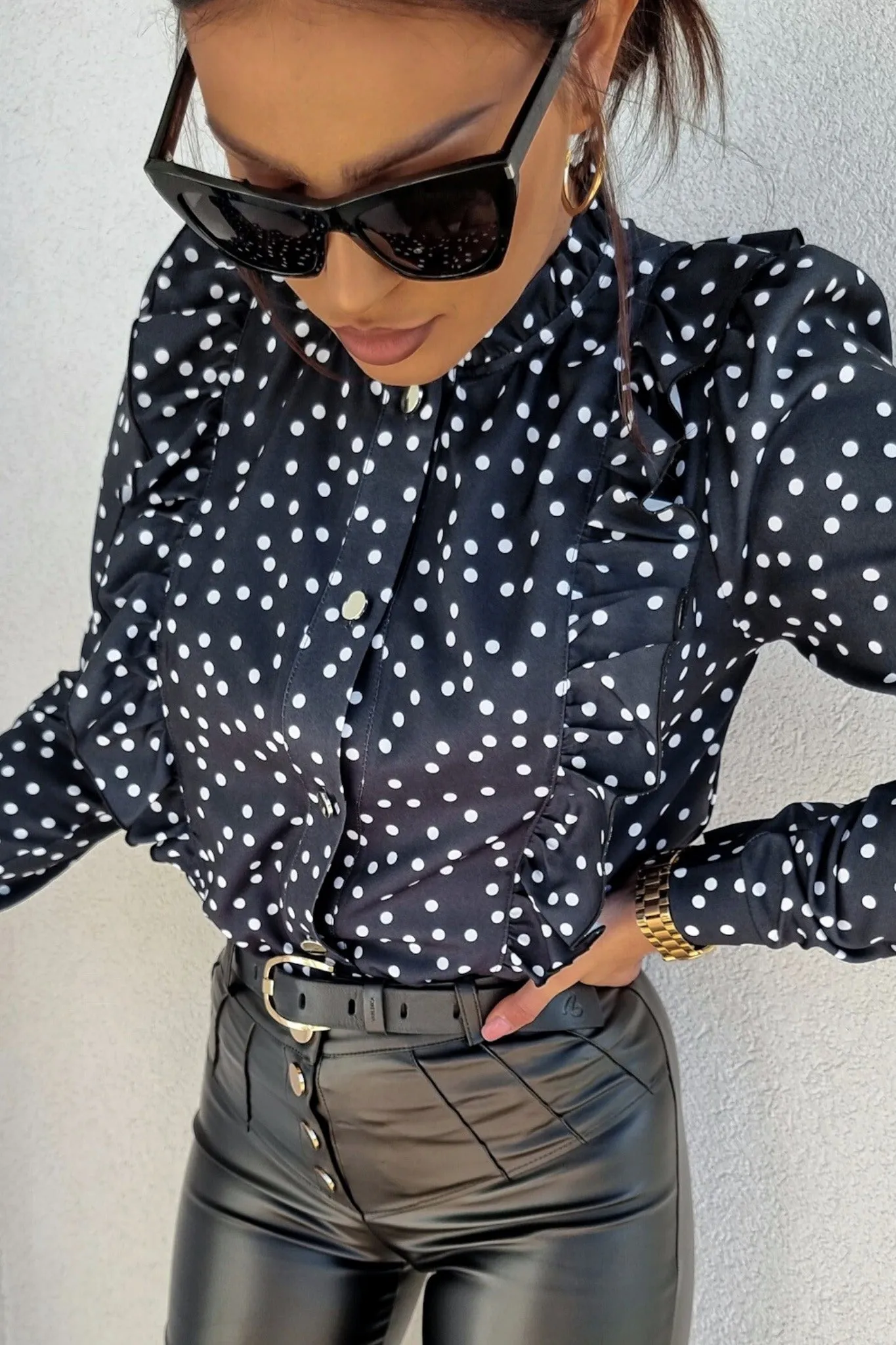 Camicia nera a stampa pois bianchi con rouches e bottoni dorati